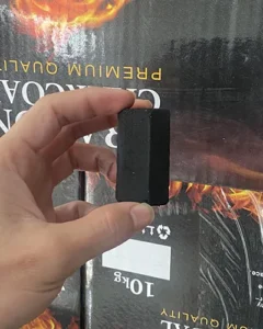 صورة لفحم الشيشة المصنوع من قشور الفستق.